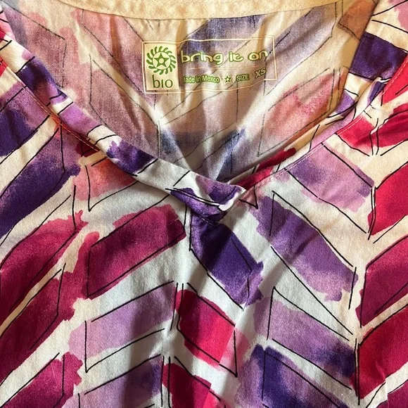 SCRUB TOP WOTH TWO FRONT POCKETS — PINK/PURPLE/WHITE— XS - Picture 4 of 4